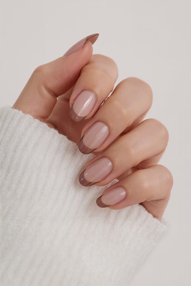 Modern Mauve: Chic Round French Tip Nails with Subtle Color Play