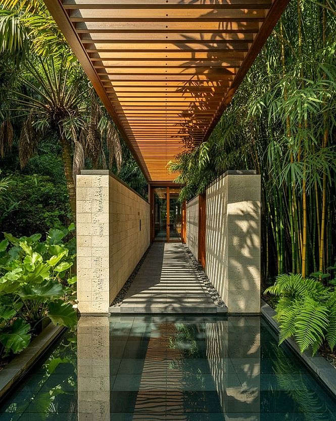 Tropical Villa Entrance: Modern Oasis with Water Feature