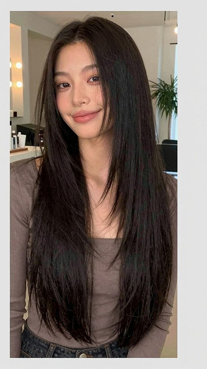 Choosing Between Blunt Ends and Graduated Layers for Long Brunette Hair