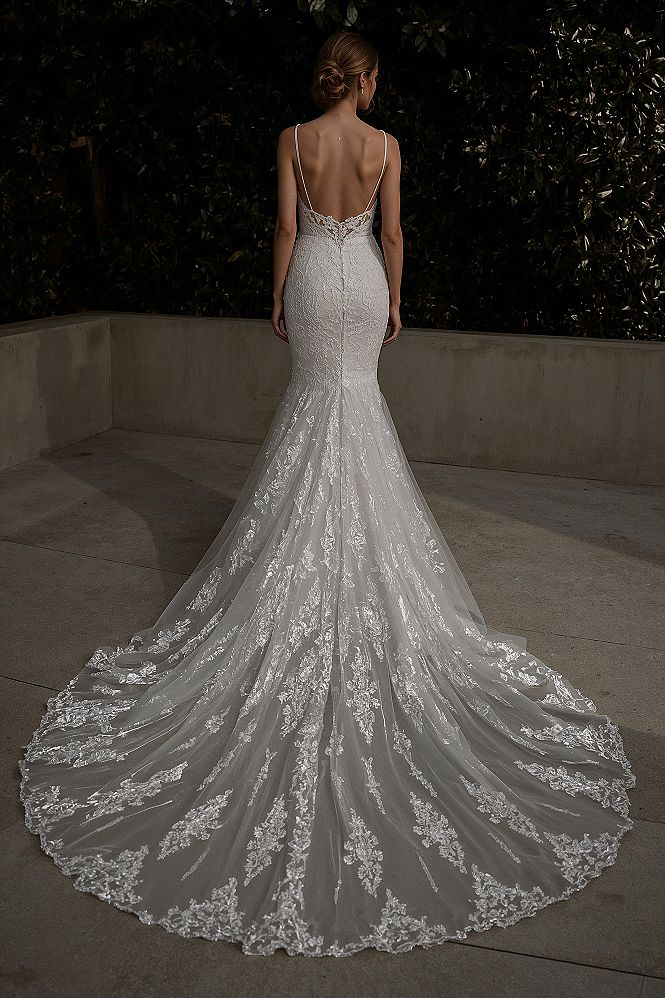 Stunning Mermaid Wedding Dresses 2024: Dramatic Trains & Lace Details