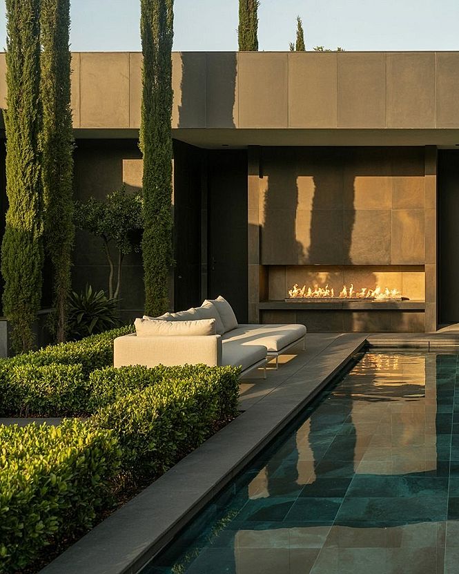 Modern Luxury Garden Design: Serene Reflecting Pool & Minimalist Oasis