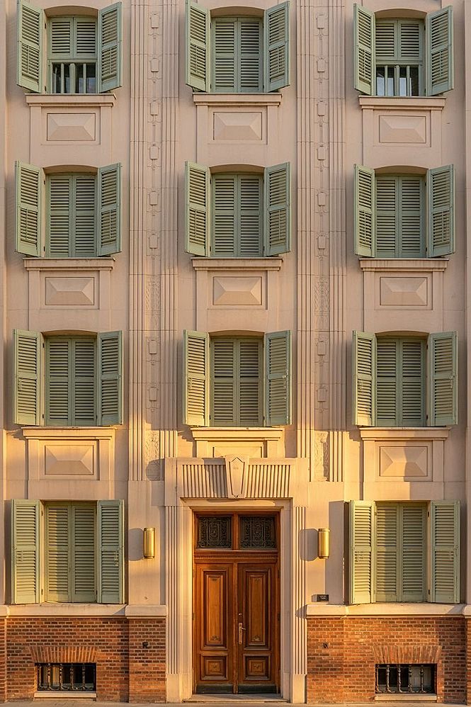 Elegant Art Deco Entrance: Timeless Apartment Building Facade Inspiration
