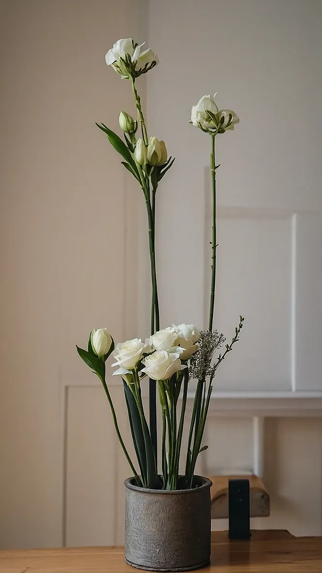 <p>Wow, check out this seriously dreamy room decor!  It's like a botanical garden exploded in the best possible way.  Those gorgeous peach roses and lush greenery are totally giving off major 