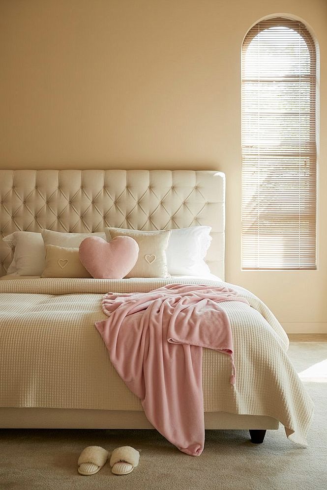 Dreamy Pink Bedroom Oasis: Cozy Essentials for Small Room Makeovers