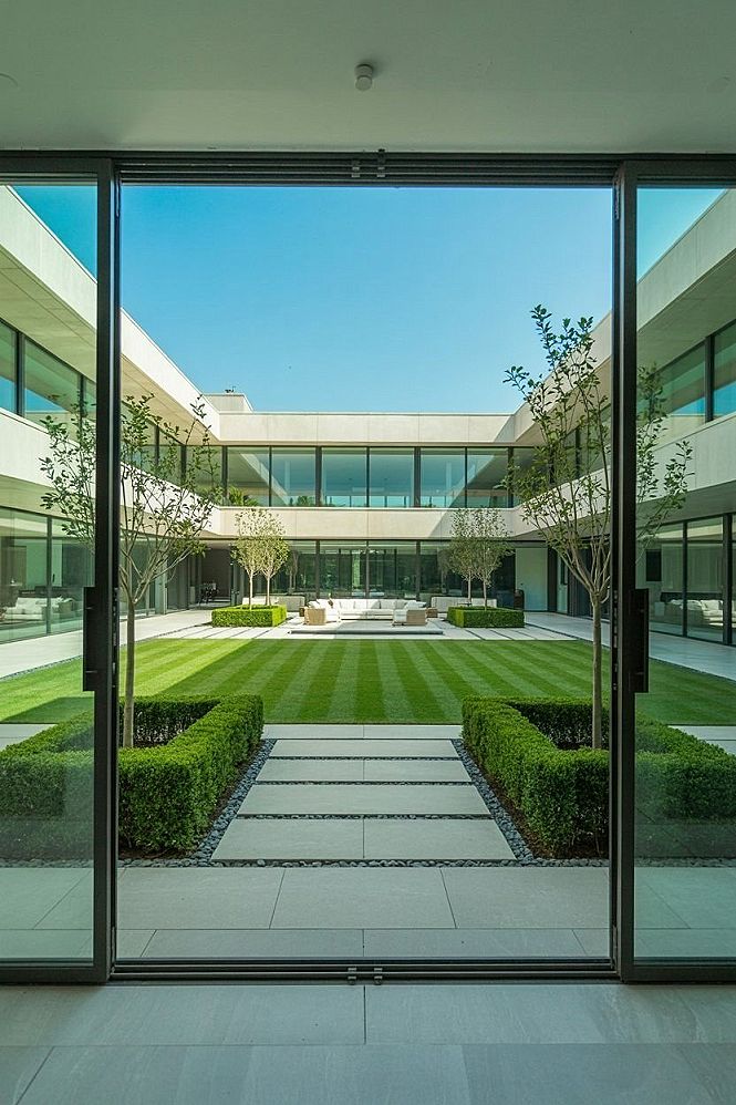 Modern Interior Courtyard Living: Ideal House Design