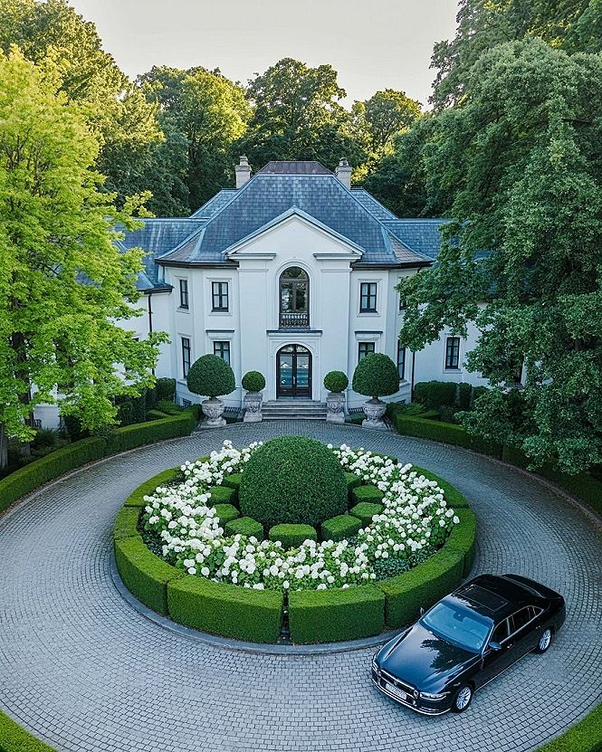 Timeless Luxury: Dream Chic Mansion Estate with 'Old Money' Vibe