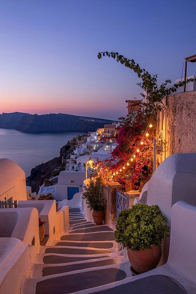 Enchanting Santorini Nights: Luxury Villas Under Twilight Skies