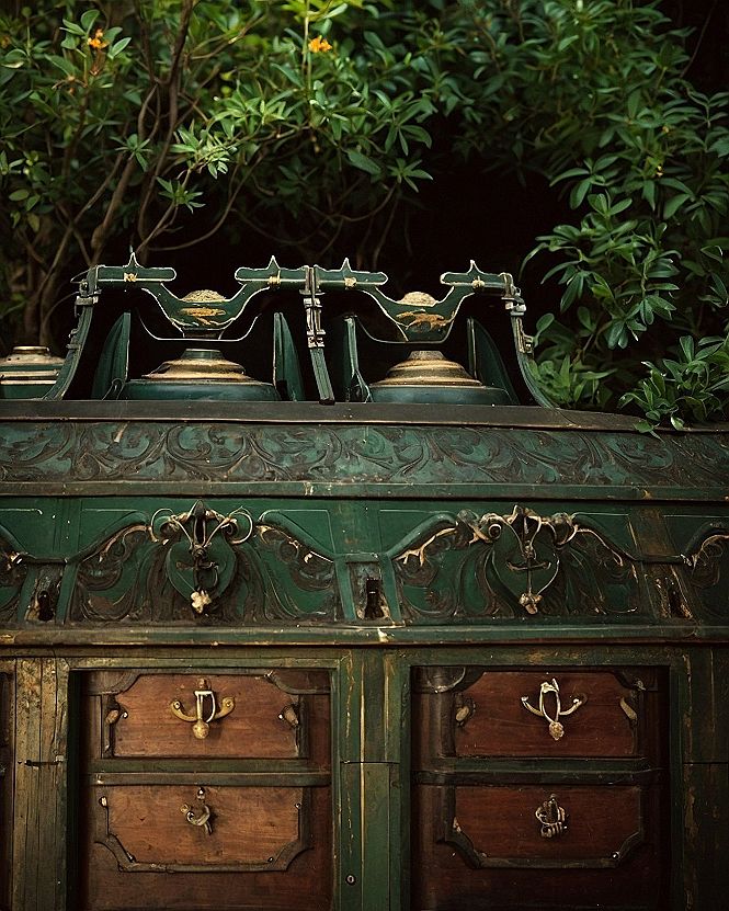 Selecting Vintage Furniture and Bars for Backyard Weddings