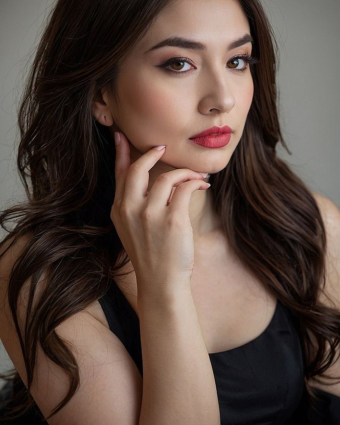 Natural Flowing Waves With Gentle Face Framing Layers
