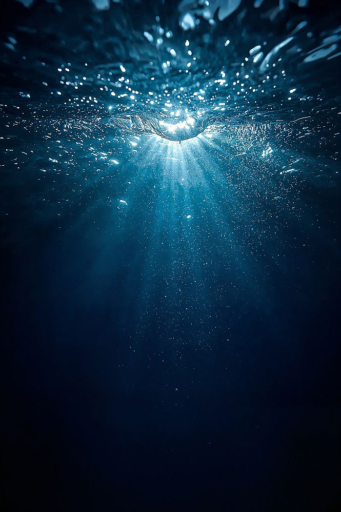 4K Underwater Serenity: Blue Ocean Wallpaper for Girly Aesthetics