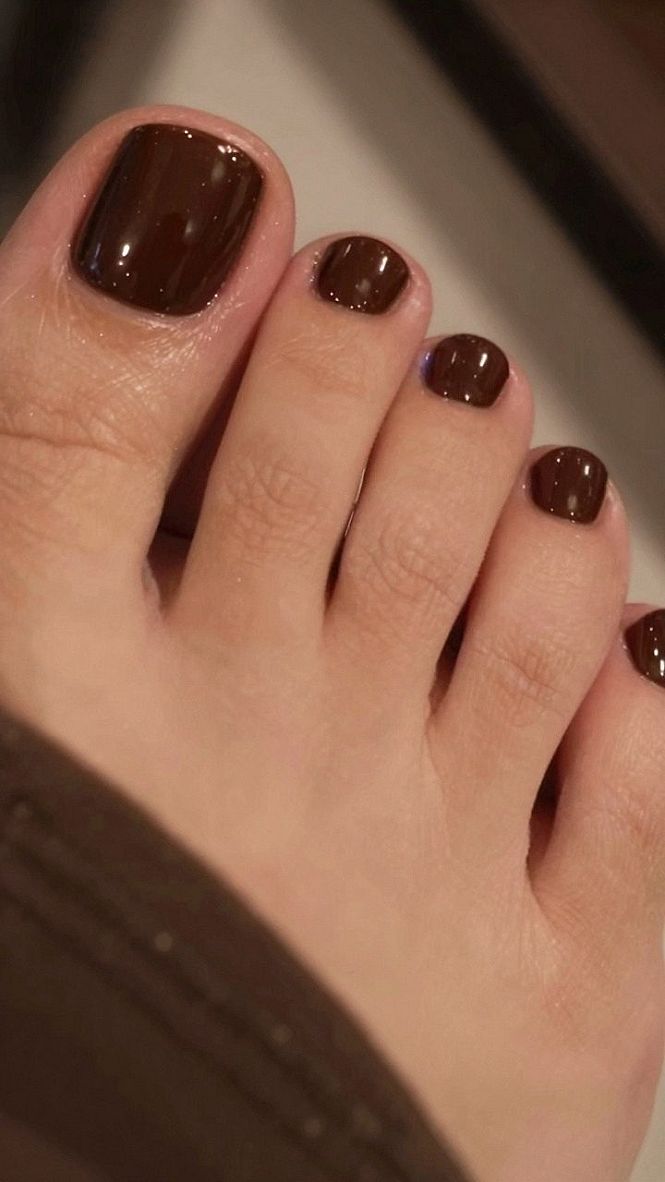 Simple Dark Brown Gel Toes for Simple Fall Outfits