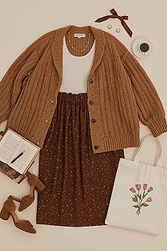 Cozy Chic: Effortless Fall Outfits with a Bookworm Twist