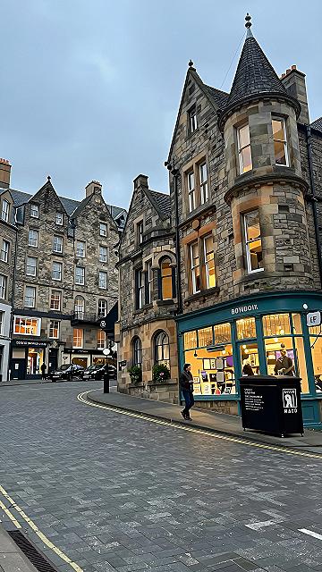 Exploring Historic Edinburgh Streets and Stone Architecture