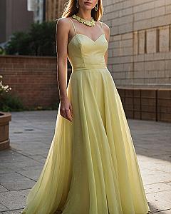 Styling A Sweetheart Neckline Sleeveless Maxi Dress