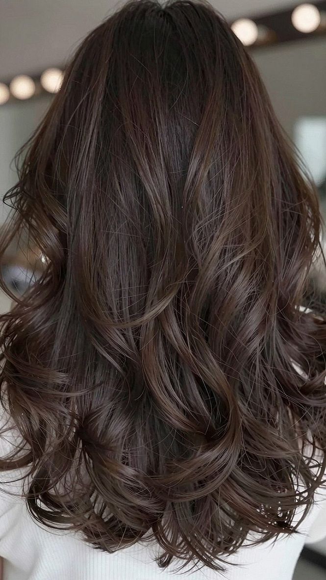 Soft Wavy Blowout for Medium Hair Lengths