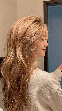 Messy Waves with Face Framing Layers for Homecoming