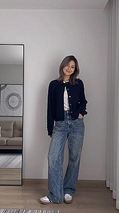 Styling an Oversized Cardigan with Relaxed Denim