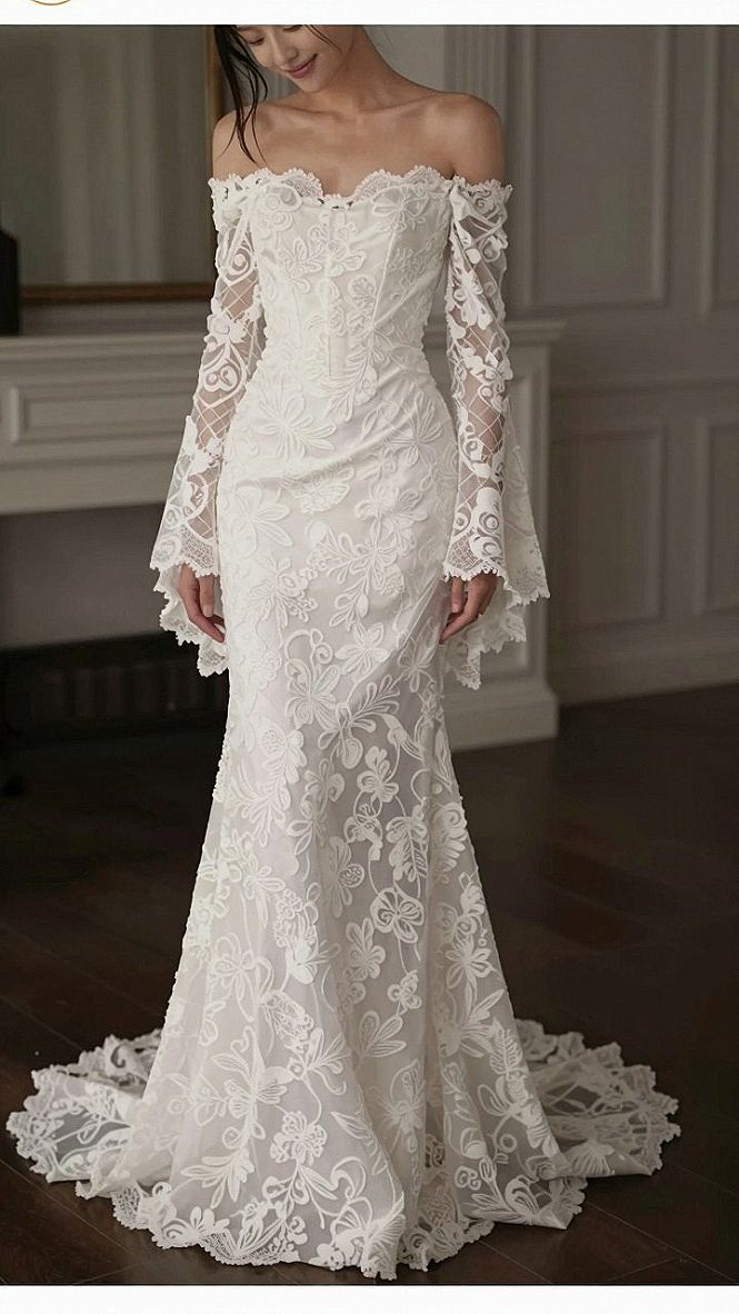 Choosing Backless Lace Gowns With Bell Sleeves for Autumn