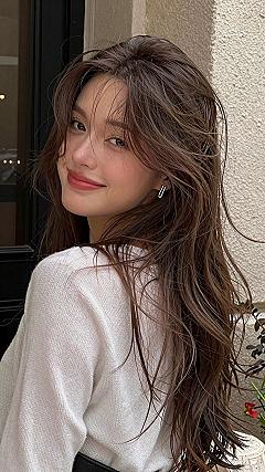 Maintaining Long Wavy Hair With Curtain Bangs