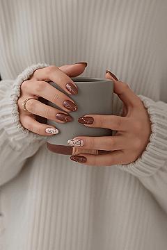Cozy Winter Nails: Chic Brown & Nude with Abstract Gold Accents