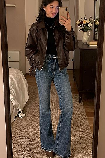 Pairing a Brown Bomber Jacket with Flared Jeans for Autumn