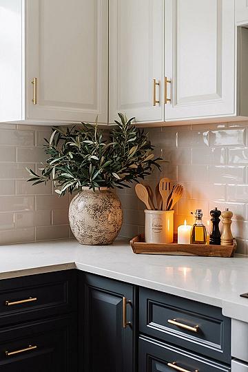 Stylish Neutral Kitchen Decor: White & Black Cabinet Ideas