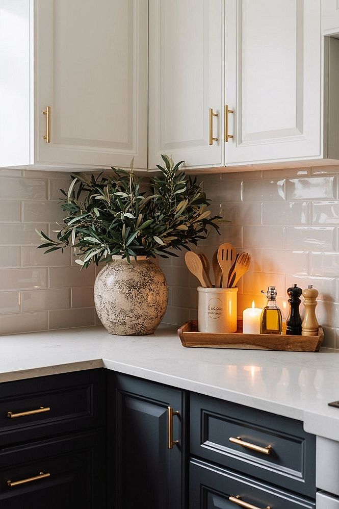 Stylish Neutral Kitchen Decor: White & Black Cabinet Ideas