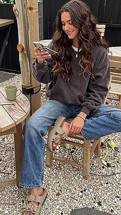Styling an Oversized Sweatshirt with Denim for Fall