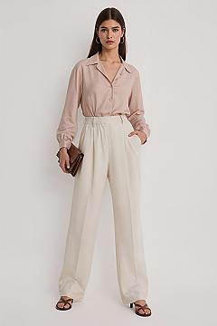Elegant Beige Dress Pants: Professional Meeting Outfit Inspiration