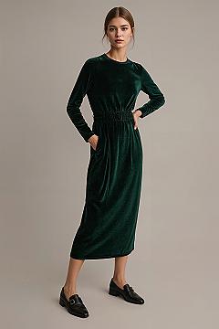Modest Elegance: Long Sleeve Green Velvet Midi Dress for Festive Occasions