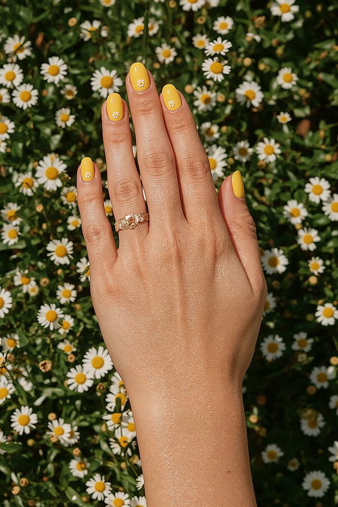 Vibrant Yellow Daisy Nails: Cheerful Spring & Summer Style