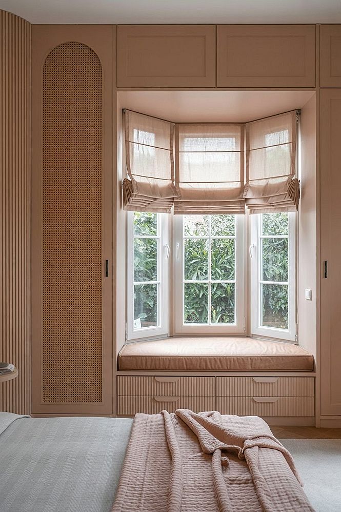 Modern House Windows: Chic Bay Window Design for Cozy Bedrooms
