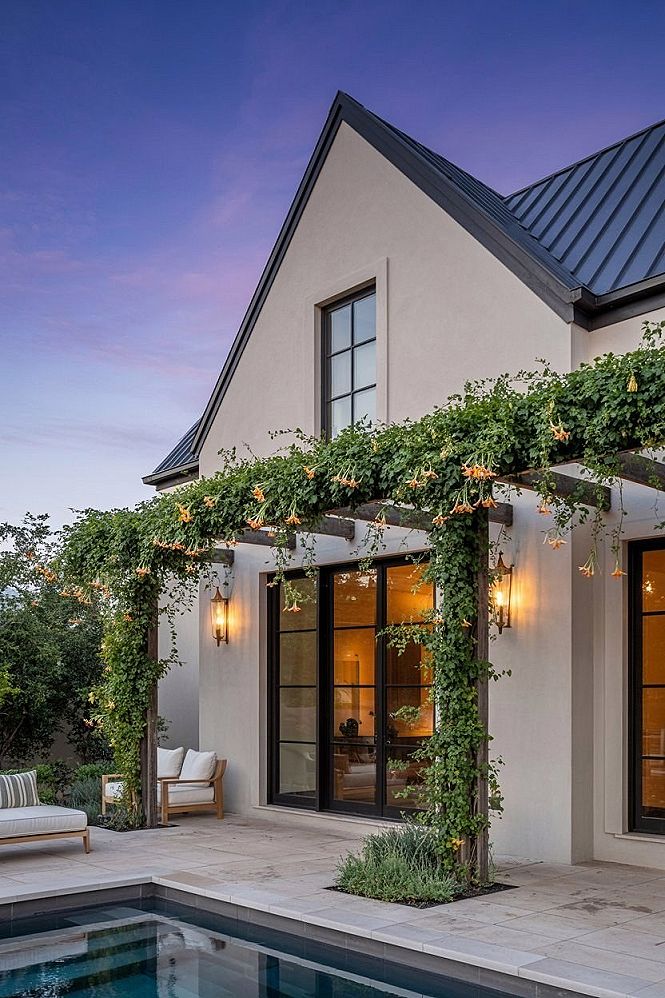 Modern Chic House Exterior: Pool Oasis & Residential Architecture Dream