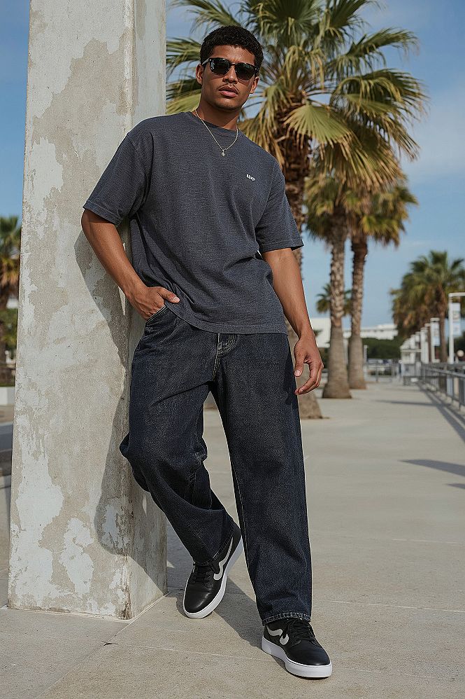 Effortless Summer Street Style: Baggy Jeans & Oversized Tee Perfection