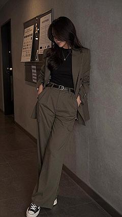 Pairing Fitted Tops with Loose Tailored Trousers
