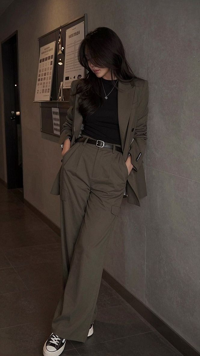 Pairing Fitted Tops with Loose Tailored Trousers
