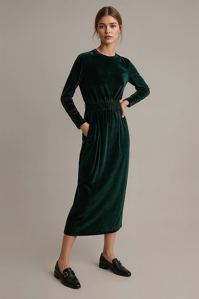 Modest Elegance: Long Sleeve Green Velvet Midi Dress for Festive Occasions