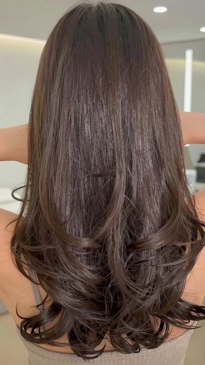 Choosing Cascading U Shaped Layers for Long Hair