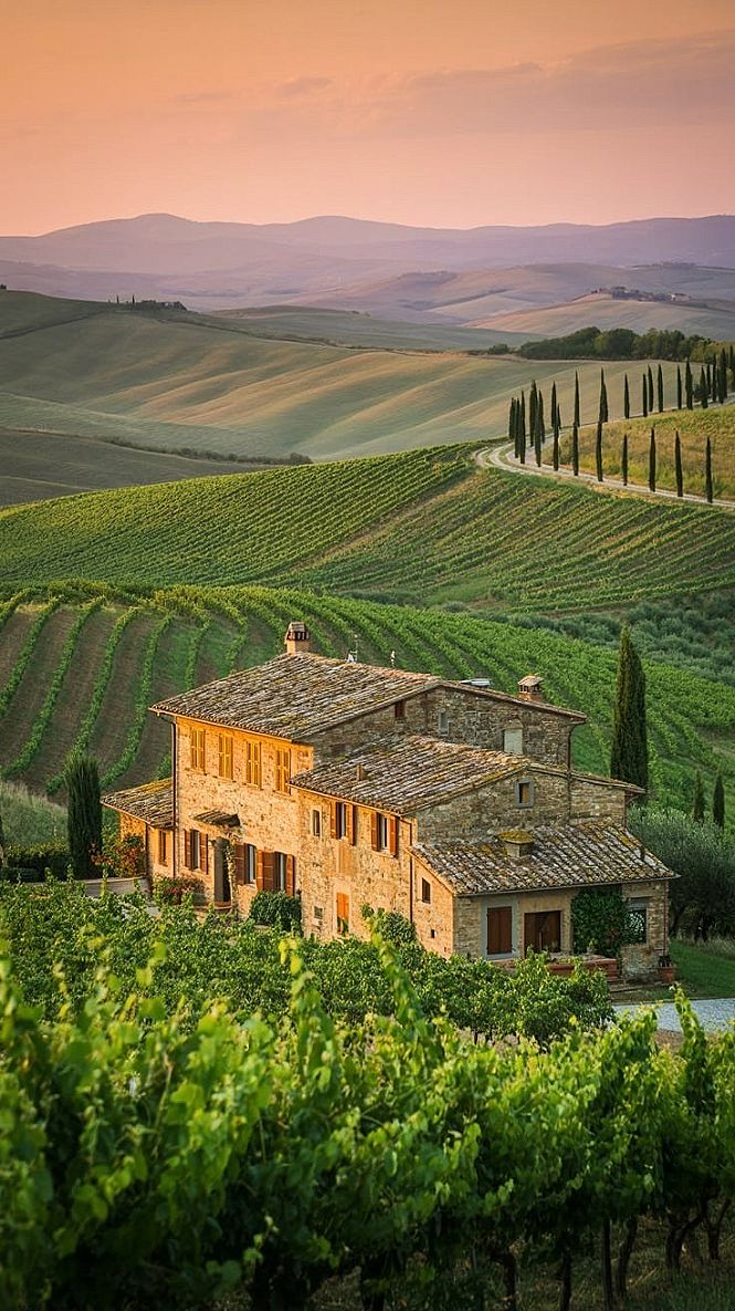 Golden Hour Tuscan Farmhouse: Idyllic Italian Countryside Landscape