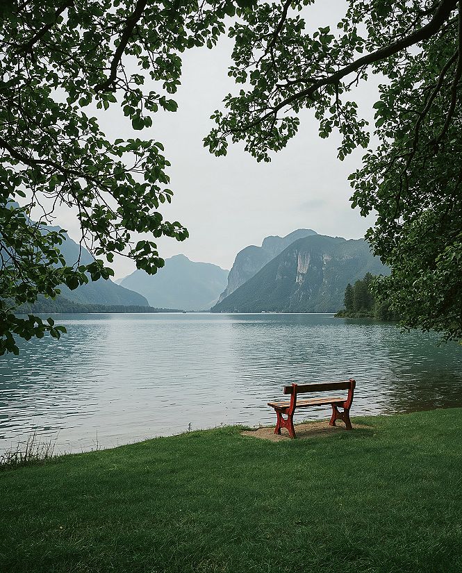 Peaceful Lake & Mountain View: 4K Macbook Aesthetic Wallpaper