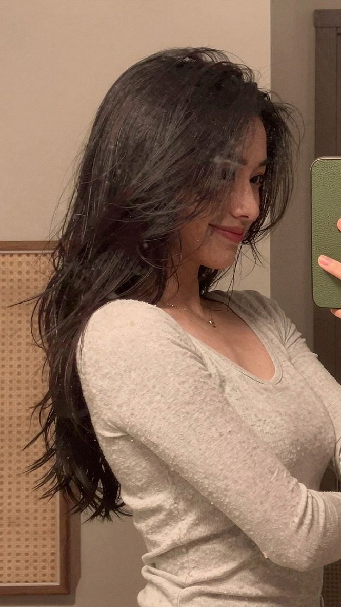 Styling Loose Waves with Dark Butterfly Layers