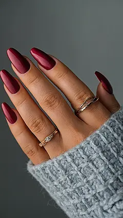 Chic Nail Art: Burgundy Bliss with a Touch of Sparkle: