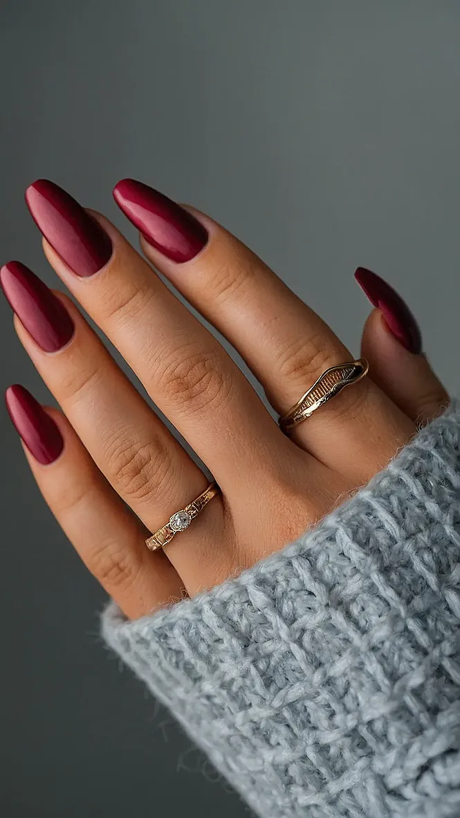 Chic Nail Art: Burgundy Bliss with a Touch of Sparkle: