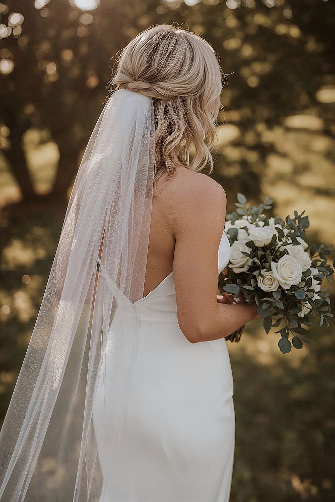 Elegant Bridal Half Updo with Veil: Timeless Wedding Hair Inspiration