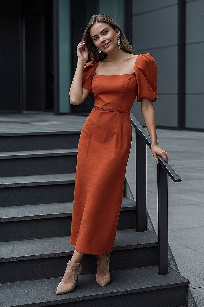 Choosing a Structured Red Dress With Short Puff Sleeves