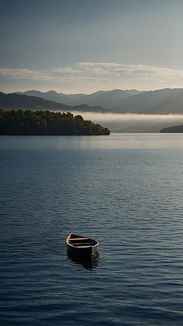 Choosing a Calm Water Wallpaper for Your Phone