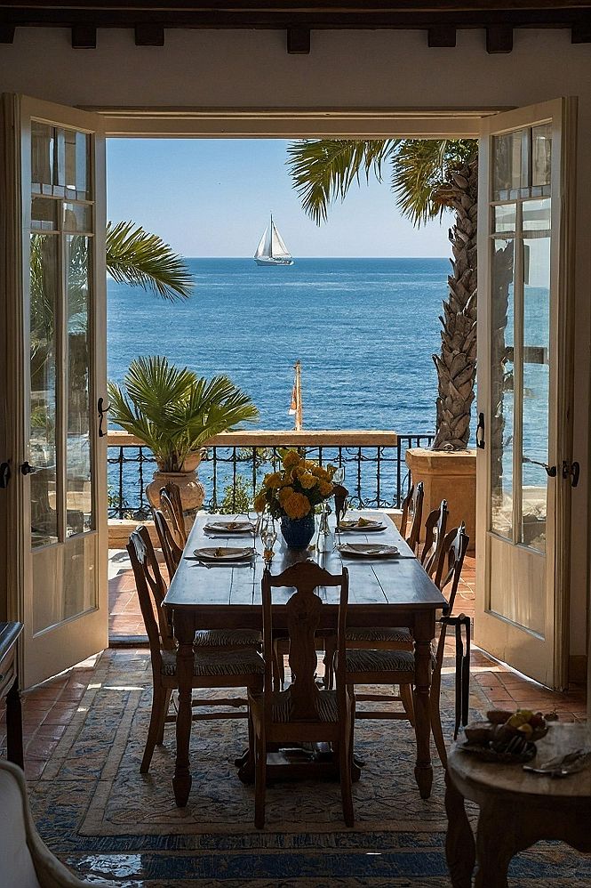 Creating an Open Ocean View Dining Space