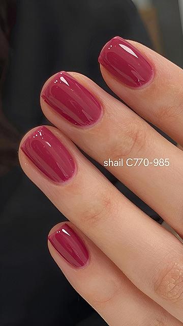Unghie gel semplici in tonalità berry lucide