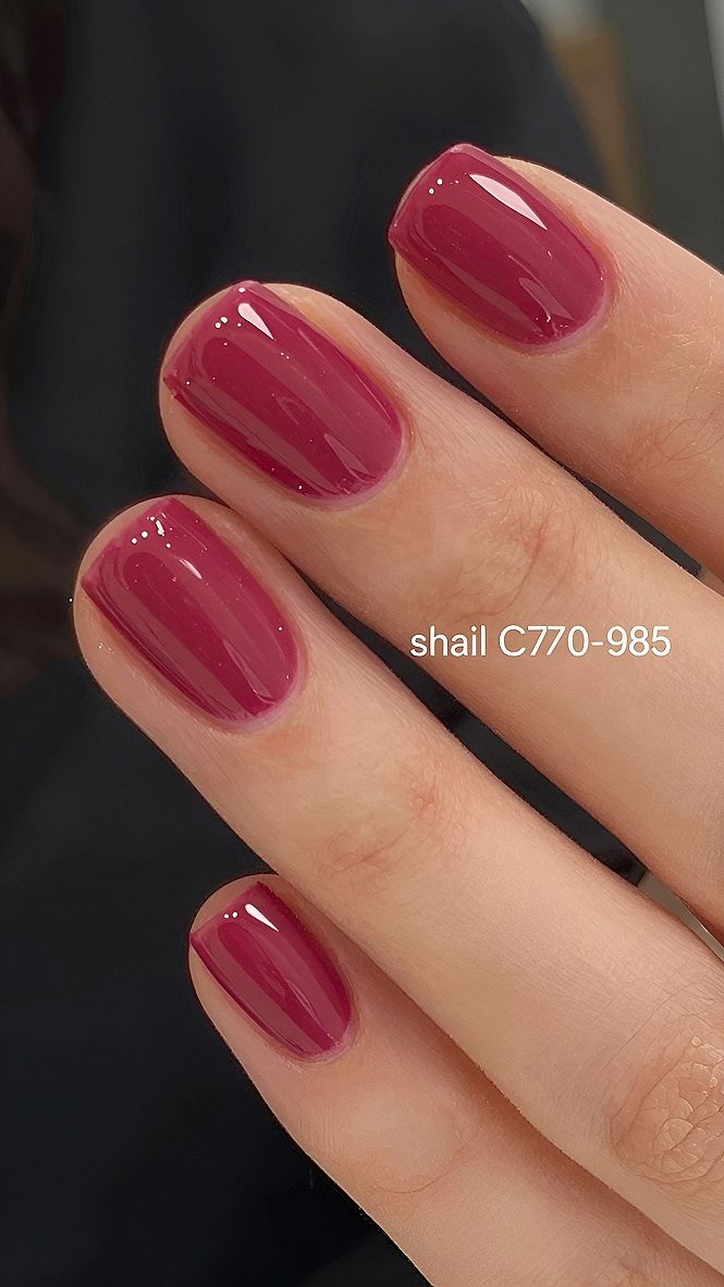 Unghie gel semplici in tonalità berry lucide