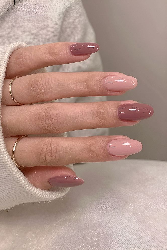 Simple Two-Tone Almond Nails for Autumn
